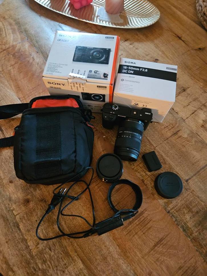 Sony a6000 +Sigma 18-50mm F2.8 DC Contemporary, Sony E-Mount, Audio, Tv en Foto, Fotografie | Lenzen en Objectieven, Zo goed als nieuw