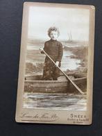 19e eeuwse foto (CDV) van Fries kind in een roeiboot. Sneek