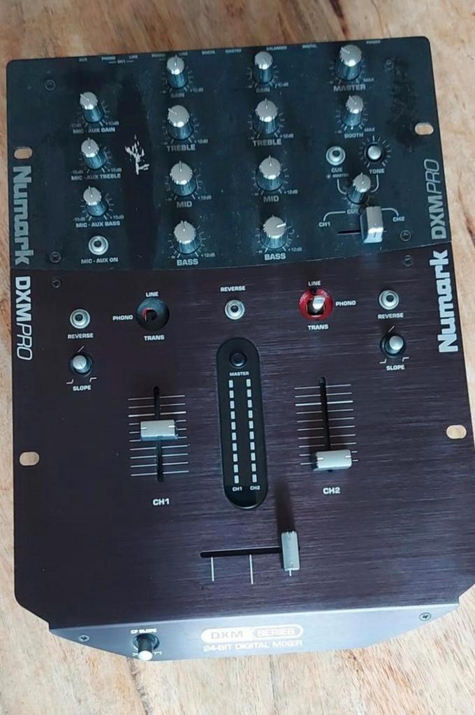 Numark DXM PRO 24 bits tweekanaals mixer, Muziek en Instrumenten, Mengpanelen, Gebruikt, Minder dan 5 kanalen, Microfooningang