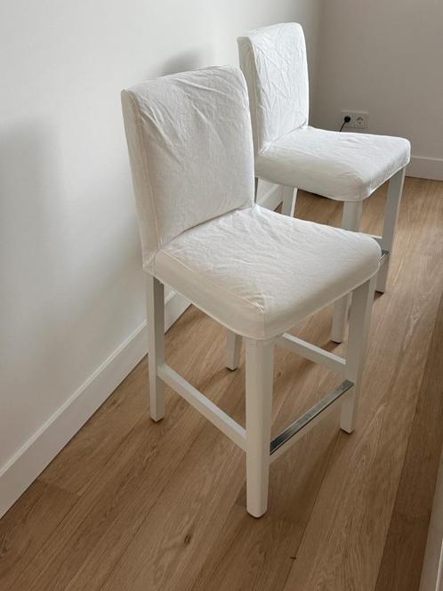 IKEA BERGMUND keuken island/bar stool 62cm 2X, Huis en Inrichting, Barkrukken, Gebruikt, 60 tot 90 cm, Hout, 2 krukken, Met voetsteun