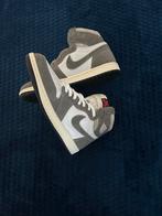 Jordan 1 Light Smoke Grey - Maat 45 EU - Deadstock, Ophalen of Verzenden, Nieuw, Overige kleuren, Sneakers of Gympen