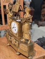 Antieke vuurvergulde bronzen pendule. Muzikanten. 34x42 cm., Antiek en Kunst, Antiek | Klokken, Ophalen