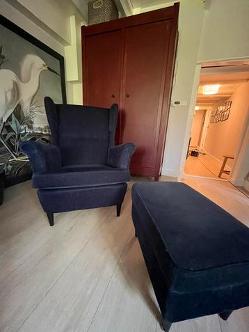 Ikea strandmon oorfauteuil met voetenbank blauw beschikbaar voor biedingen