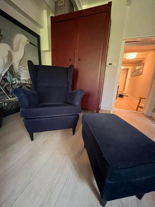 Ikea strandmon oorfauteuil met voetenbank blauw, Huis en Inrichting, Fauteuils, Gebruikt, Stof, 75 tot 100 cm, Minder dan 75 cm