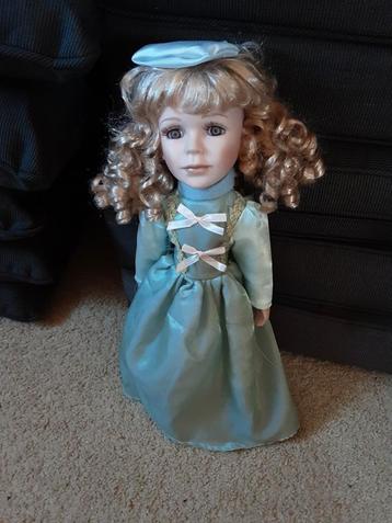 Porseleinen pop beschikbaar voor biedingen