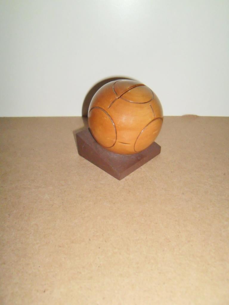 Spaarpot,1975,zeldzaam,+sleuteltje,hout,voetbal,frans,vintag, Antiek en Kunst, Antiek | Speelgoed, Ophalen of Verzenden