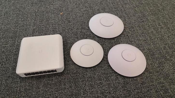 Ubiquiti Unifi Switch en 3 Access point set, Computers en Software, Accesspoints, Zo goed als nieuw, Ophalen of Verzenden
