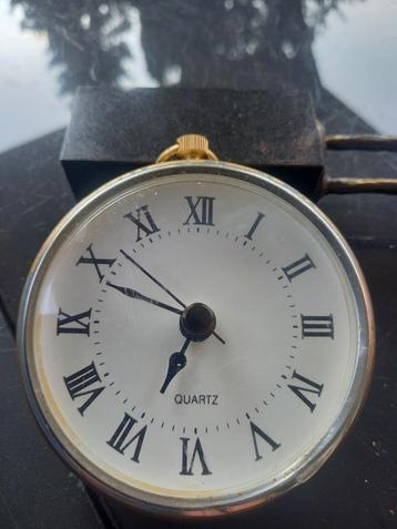 MOOI OUD MESSING KLOKJE WELKE IS OMGEZET NAAR BATTERIJ KLOKJ beschikbaar voor biedingen