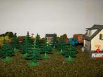 10 stuks bomen, bevlokte dennen, 5 cm. hoog OPRUIMING € 2,95, Hobby en Vrije tijd, Modeltreinen | H0, Overige merken, Natuur, Gelijkstroom of Wisselstroom