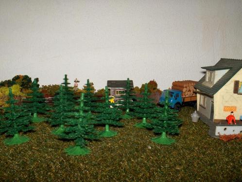 10 stuks bomen, bevlokte dennen, 5 cm. hoog OPRUIMING € 2,95, Hobby en Vrije tijd, Modeltreinen | H0, Nieuw, Natuur, Gelijkstroom of Wisselstroom