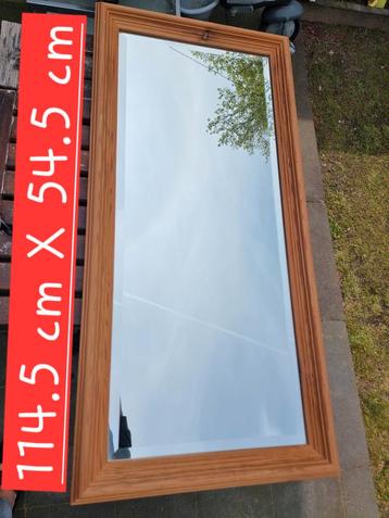 Grote Rechthoekige Spiegel met Houten Frame beschikbaar voor biedingen