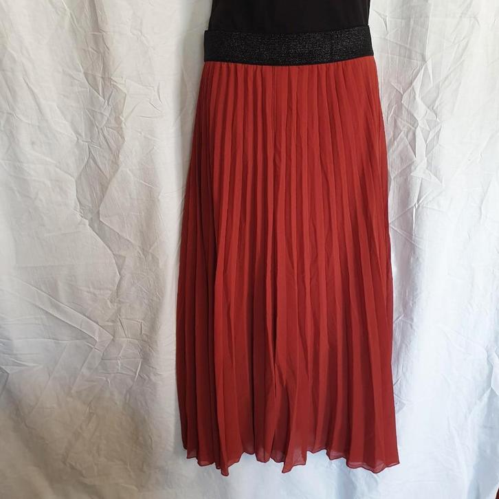 Mooie rok, roestrood, elastieken taille, plooitjes. Mt M, Kleding | Dames, Rokken, Zo goed als nieuw, Maat 38/40 (M), Rood, Onder de knie