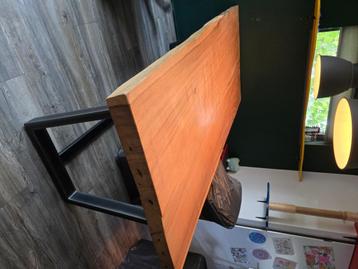 Eetkamertafel met 6 leren stoelen beschikbaar voor biedingen