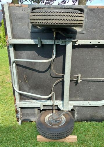 2x Gegalvaniseerd en geremd onderstel 750kg/550kg beschikbaar voor biedingen