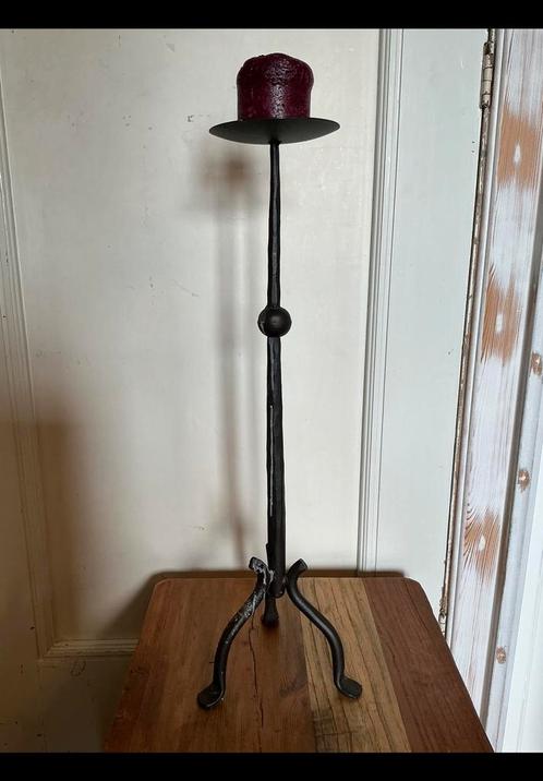 Hoge, zwart metalen handgesmeede kaarsenkandelaar 60 cm hoog, Huis en Inrichting, Woonaccessoires | Kandelaars en Kaarsen, Metaal