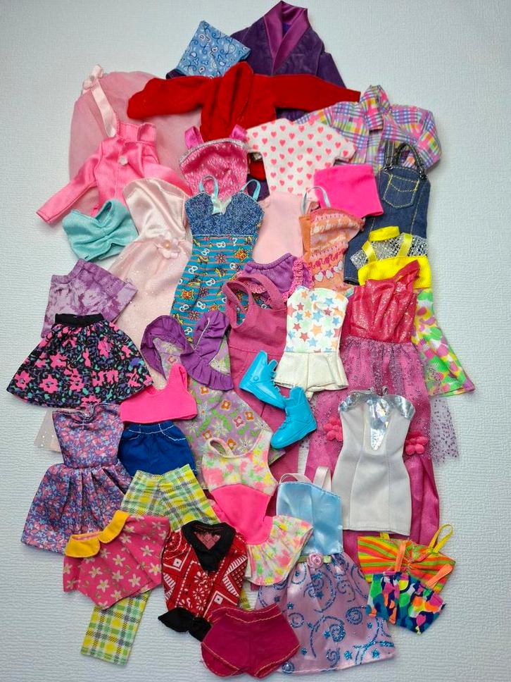 Groot lot: Vintage Barbiepop Kleding (1), Verzamelen, Poppen, Zo goed als nieuw, Kleertjes, Ophalen of Verzenden