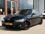 BMW 3-serie 320i High Executive | Navi | Leder | 260PK | Ele, Auto's, Euro 6, 4 cilinders, Zwart, Handgeschakeld