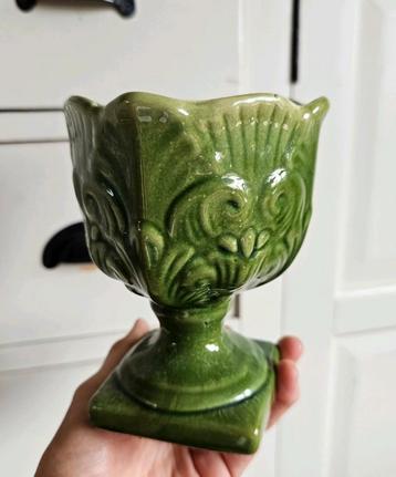 Vintage groene bloempot op voet  beschikbaar voor biedingen