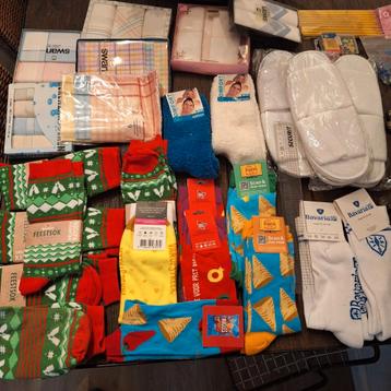 Partij  sokken zakdoekjes enzo alles nieuwe  beschikbaar voor biedingen