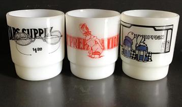3 Vintage Fire King USA Mokken/Bekers beschikbaar voor biedingen