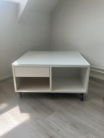 Te koop: salontafel wit met glazen plaat beschikbaar voor biedingen