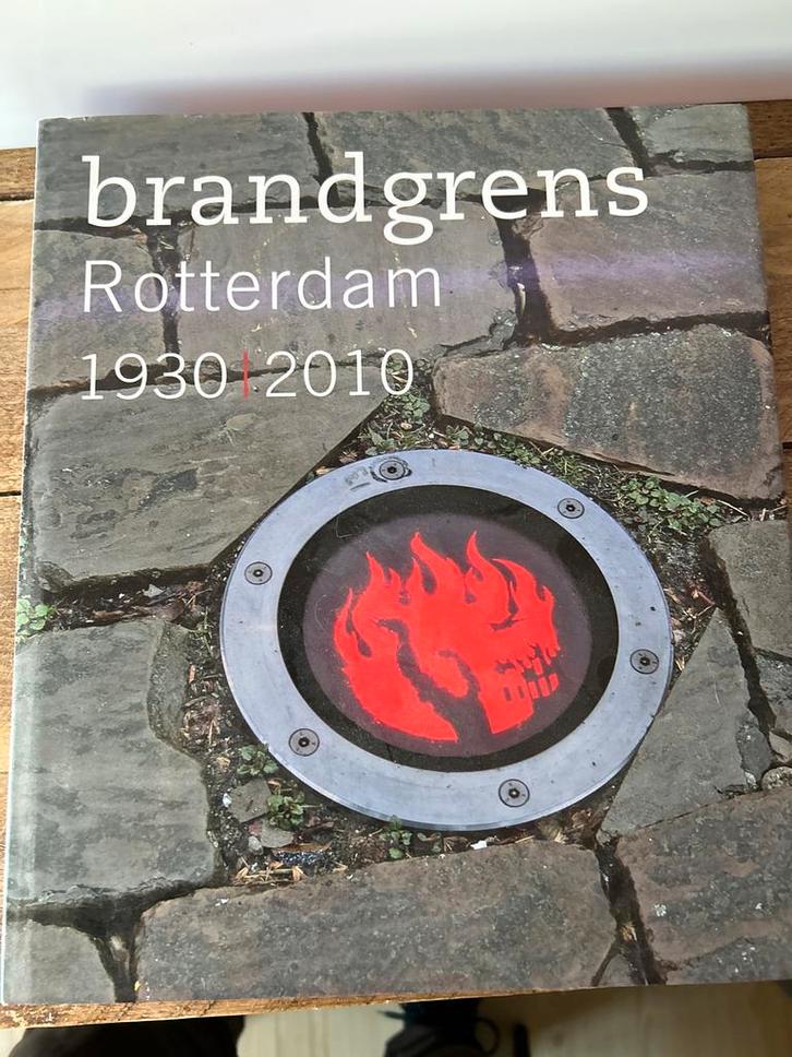 Brandgrens Rotterdam 1930-2010 Fotoboek, Boeken, Oorlog en Militair, Zo goed als nieuw, Ophalen of Verzenden