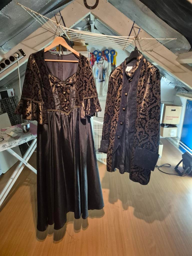 2 x  complete dames en heren ridderkleding ., Ophalen, Zo goed als nieuw