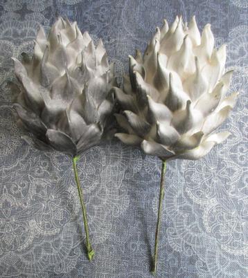 2 grote grijs - witte artsjokken van foam 15 cm beschikbaar voor biedingen