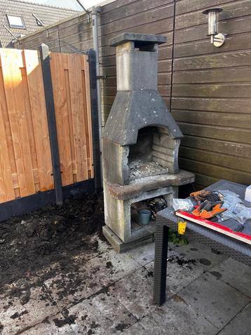 Stenen Tuinbarbecue (Gratis) beschikbaar voor biedingen