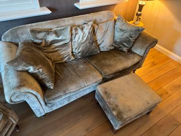 Chique velvet salonset: bank, 2 stoelen en hocker beschikbaar voor biedingen