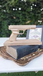 Decoratieve gun, goudkleurig wapen, pistool op houder, Gebruikt, Vintage, Ophalen of Verzenden, Nvt