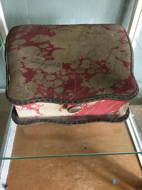 oude franse stoffen doos met geschulpte rand, Antiek en Kunst, Antiek | Woonaccessoires, Ophalen