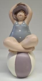 Dikke dame op strandbal., Ophalen of Verzenden, Zo goed als nieuw, Mens