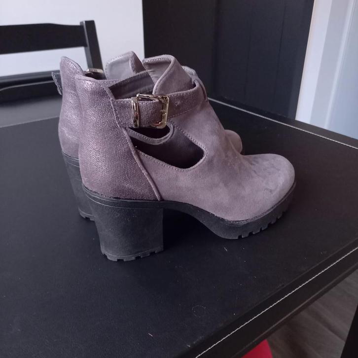 Prachtige nieuwe grijze enkellaarsjes maat 38.Prijs 15.-, Kleding | Dames, Schoenen, Nieuw, Grijs, Ophalen of Verzenden
