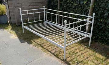 Sierlijk stalen bed met spijlen beschikbaar voor biedingen