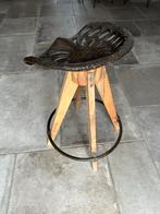 Stoere landelijke stijl kruk; gietijzeren traktor zitting, Ophalen, Met voetsteun, 60 tot 90 cm, Zo goed als nieuw