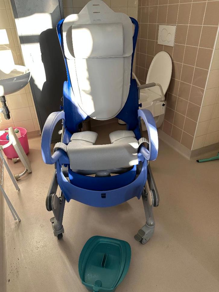 Arjo Carendo electrisch verstelbare douchestoel, Diversen, Verpleegmiddelen, Gebruikt, Ophalen