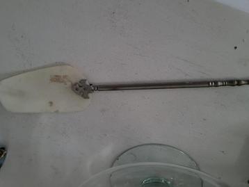 Zeer oude gebaksschep met parelmoer blad beschikbaar voor biedingen