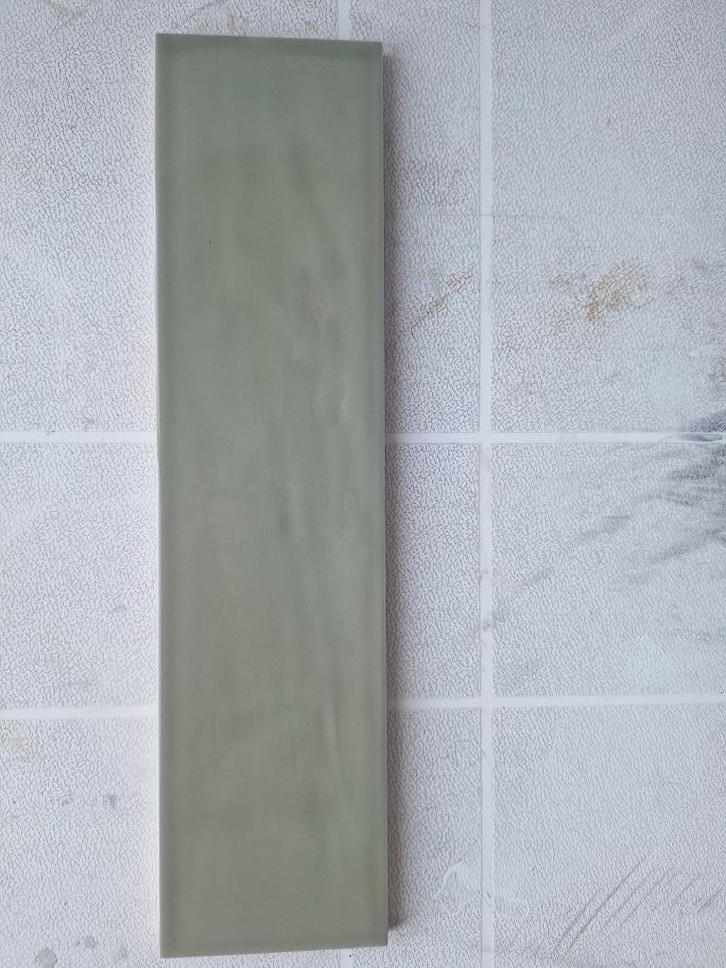 Nieuw: 25 olijfgroene wandtegels voor toilet/douche 30x7,5, Doe-het-zelf en Verbouw, Tegels, Nieuw, Wandtegels, Keramiek, 20 tot 40 cm