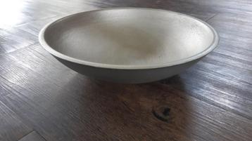 Mooie grote zilvergrijze schaal voor decoratie beschikbaar voor biedingen