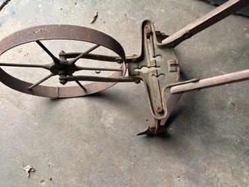 Antieke schoffel met wiel beschikbaar voor biedingen