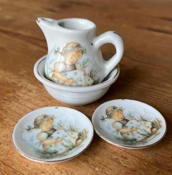 Hummel servies kan schaal en 2 bordjes miniatuur, Ophalen of Verzenden, Zo goed als nieuw, Poppenhuis