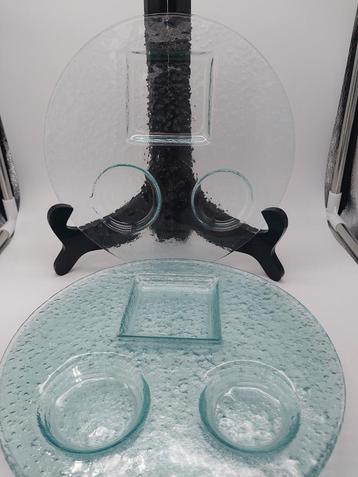 4 groene glazen bordjes met vakjes en bubbelstructuur beschikbaar voor biedingen