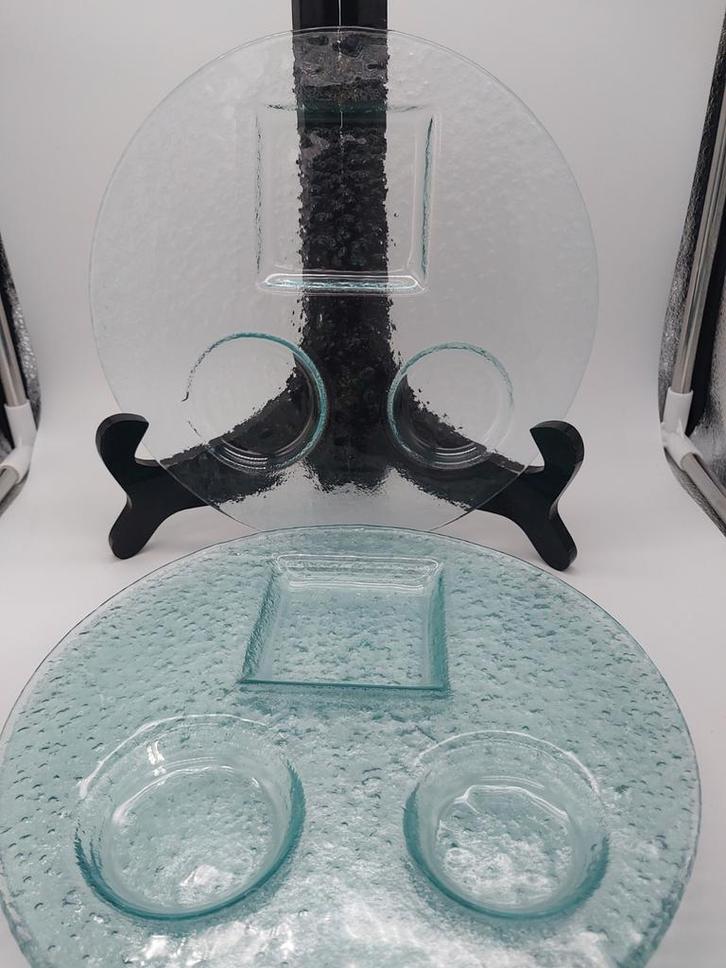 4 groene glazen bordjes met vakjes en bubbelstructuur, Huis en Inrichting, Keuken | Servies, Zo goed als nieuw, Bord(en), Overige stijlen