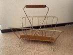 Vintage lectuurbak krantenrek  open metaal hout retro, Ophalen, Gebruikt
