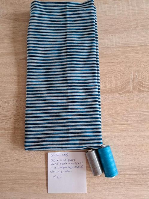 Stretch stof plus 2 klosjes garen, Hobby en Vrije tijd, Stoffen en Lappen, Nieuw, Wol, 120 cm of meer, 200 cm of meer, Blauw, Ophalen of Verzenden