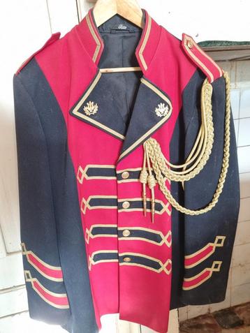 Muziekuniform jassen rood/zwart met goud en colbak helmen 