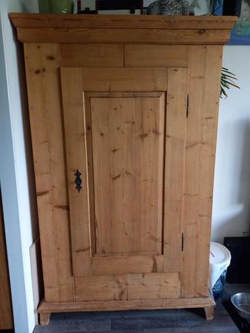 Antieke houten kast beschikbaar voor biedingen