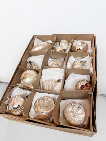 Set van twaalf antieke glazen zilverkleurige kerstballen beschikbaar voor biedingen