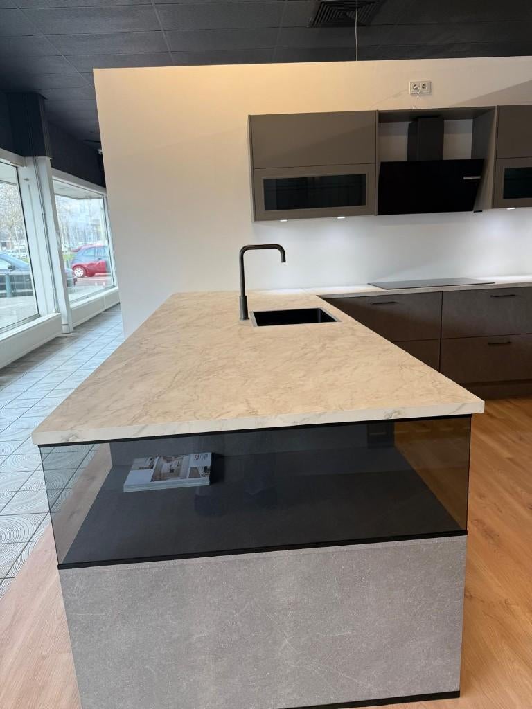 Luxe Nobilia showroomkeuken met eiland & Bosch apparatuur, Ophalen, U-keuken, Overige materialen, Nieuw